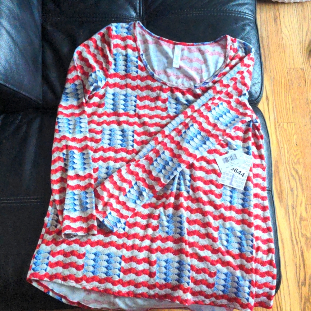 NWT L LuLaRoe Lynnae Top